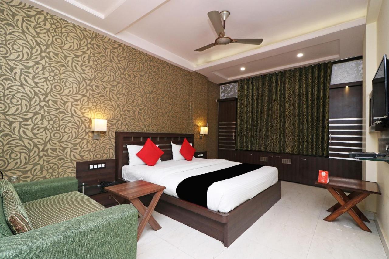 Puja Residency Hotel Varanasi Room photo